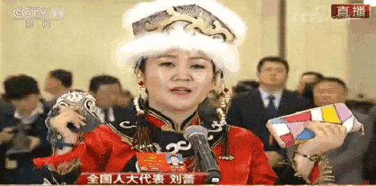 英雄聯盟S11開賽，虎牙二臺《虎說S11》整活兒，女主播秀腿秀身材